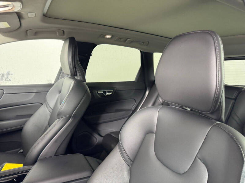 2024 Volvo XC60 B5 Core Dark Theme