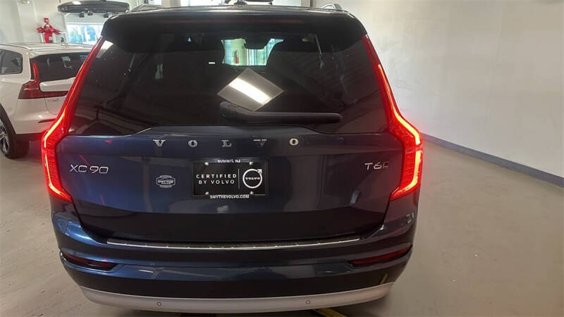 2022 Volvo XC90 T6 Momentum 7-Passenger
