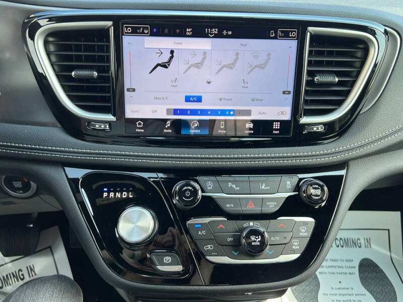 2026 Chrysler Pacifica Select