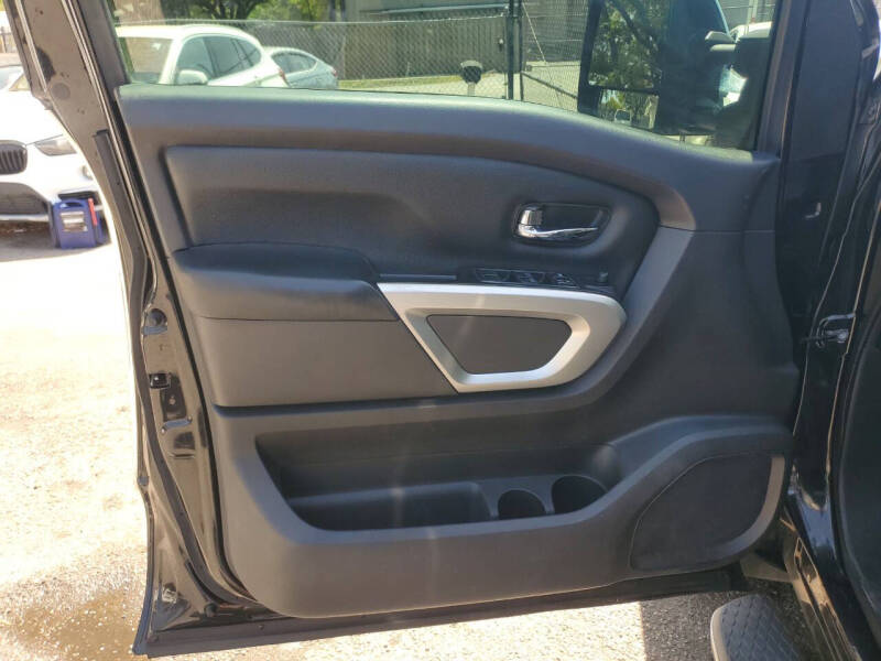 2017 Nissan Titan SV