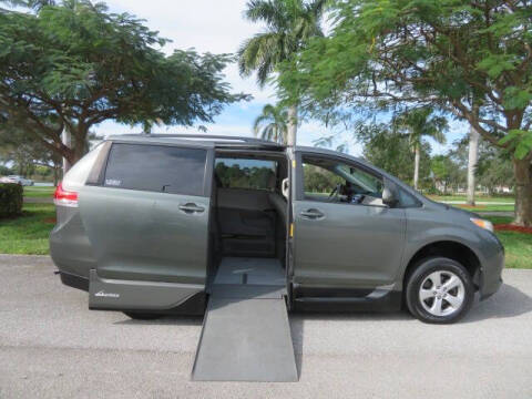 2014 Toyota Sienna LE Mobility 7-Passenger