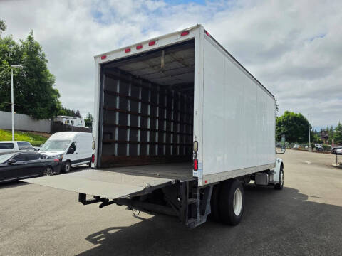 2009 Freightliner M2 106