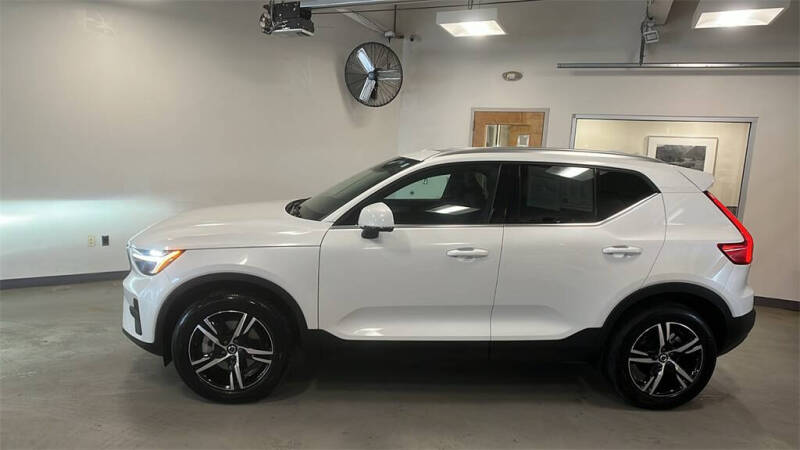 2025 Volvo XC40 B5 Core Bright Theme