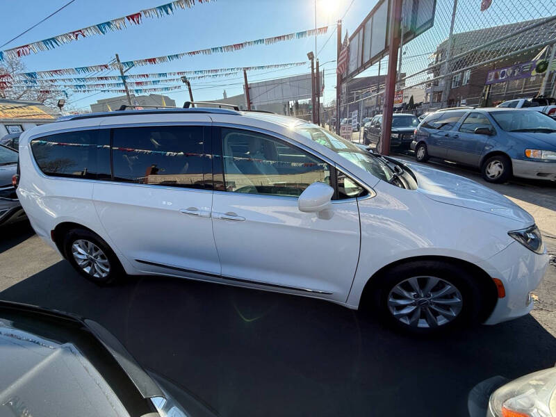 2018 Chrysler Pacifica Touring L photo 3