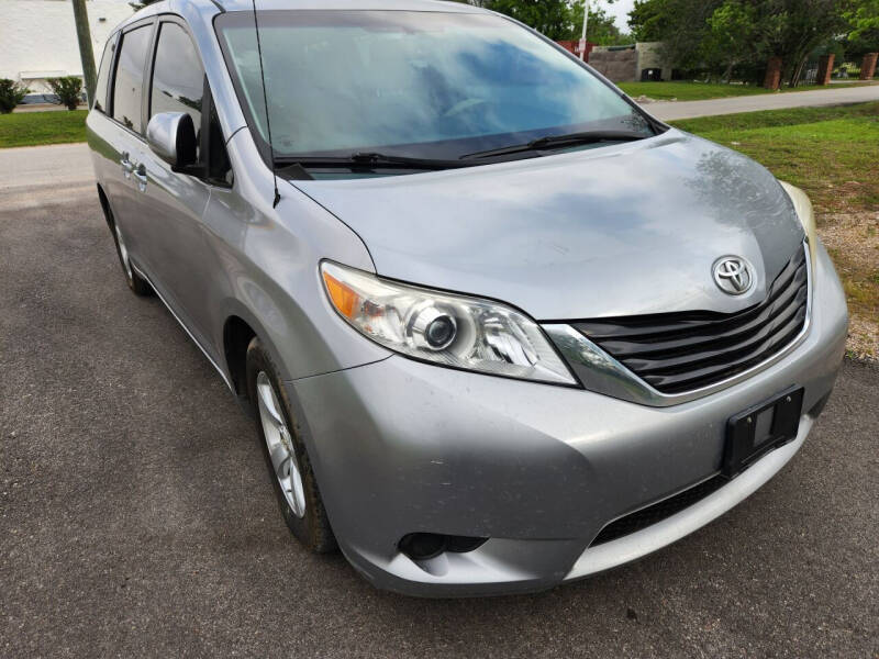 2013 Toyota Sienna L photo 4