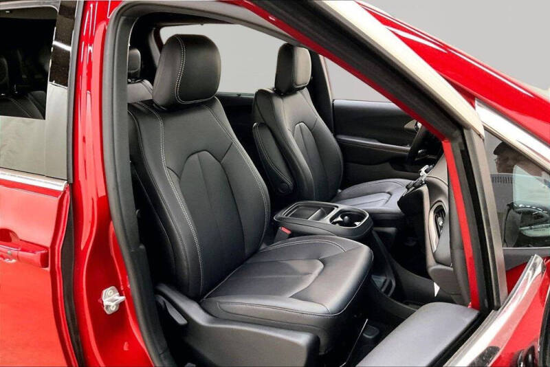2027 Chrysler Pacifica Select