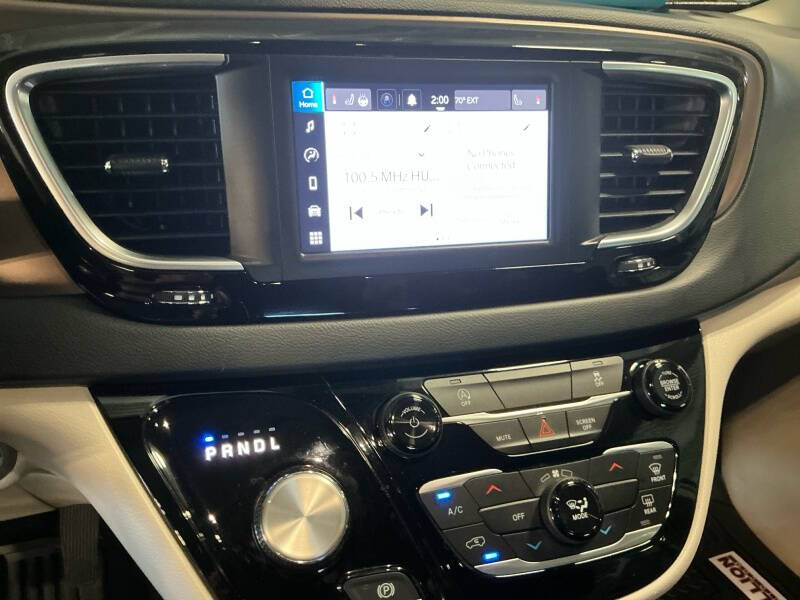 2023 Chrysler Voyager LX