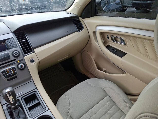 2017 Ford Taurus SE