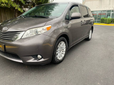 2013 Toyota Sienna for sale at Super Bee Auto in Chantilly VA