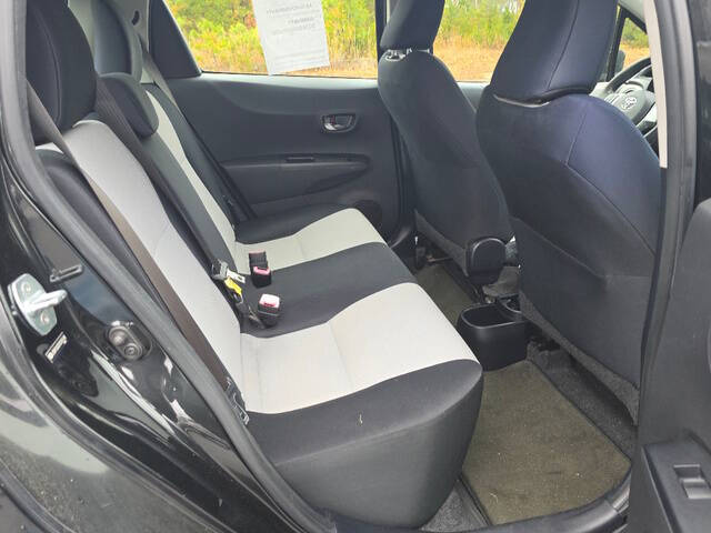 2012 Toyota Yaris 5-Door LE