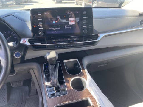 2022 Toyota Sienna LE 8-Passenger