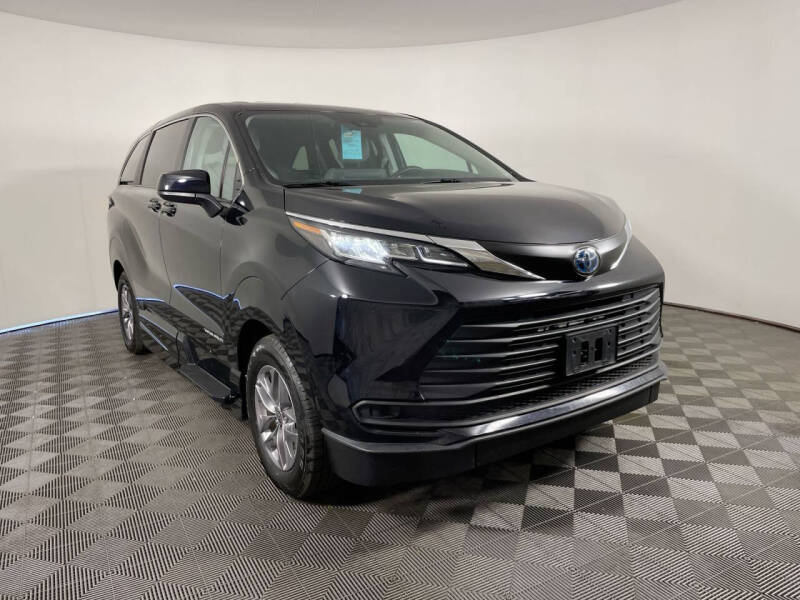 2023 Toyota Sienna LE's photo