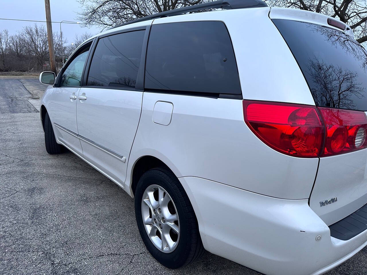 2006 Toyota Sienna for sale at Genuine Motors in Schaumburg, IL