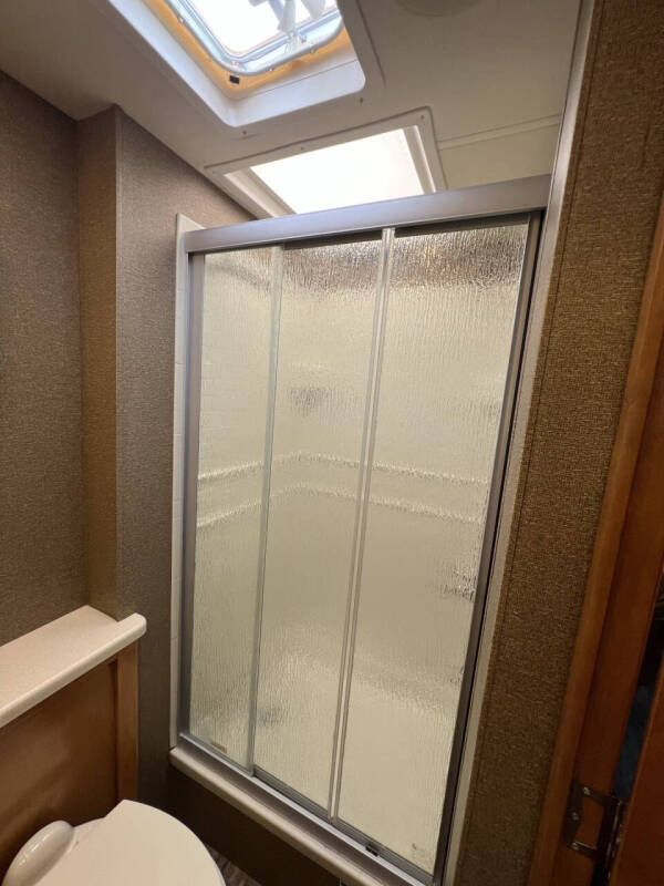 2016 Thor Motor Coach Palazzo 33.2 1 Owner!