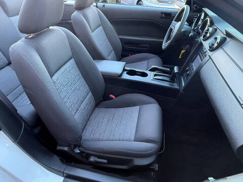 2006 Ford Mustang V6 Deluxe