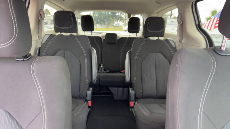 2022 Chrysler Voyager LX