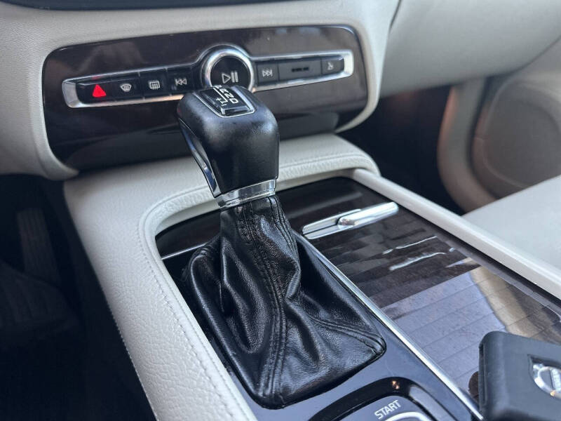 2017 Volvo XC90 T6 Momentum