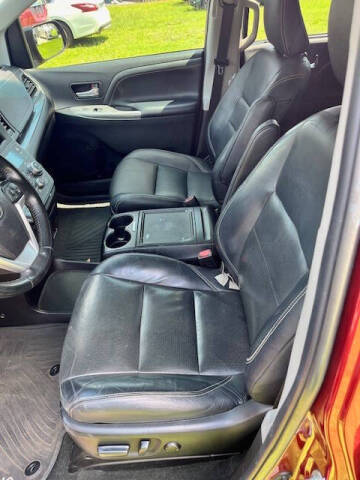 2016 Toyota Sienna SE 8-Passenger