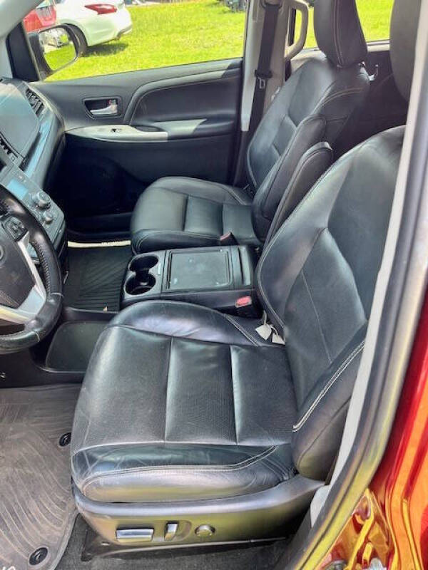 2016 Toyota Sienna SE 8-Passenger