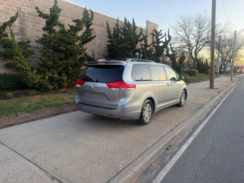 2013 Toyota Sienna XLE 8-Passenger