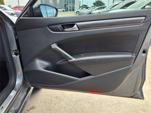 2022 Volkswagen Passat R-Line