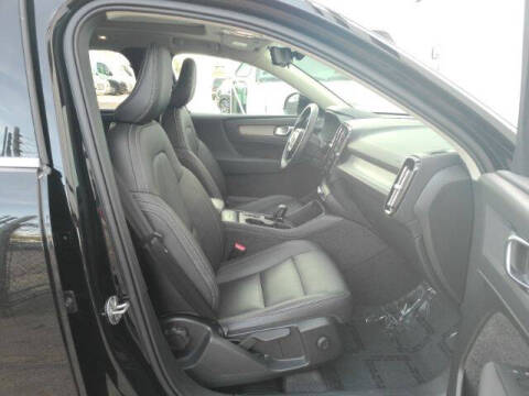 2025 Volvo XC40 B5 Core Bright Theme