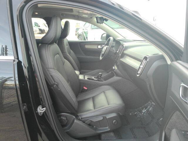 2025 Volvo XC40 B5 Core Bright Theme