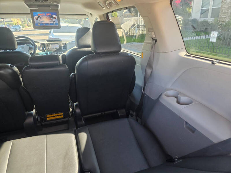 2013 Toyota Sienna SE 8-Passenger