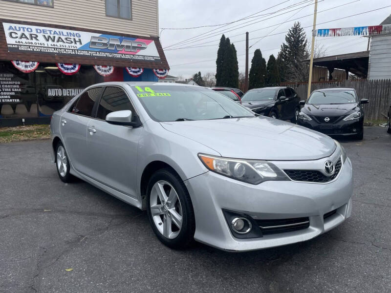2014 Toyota Camry SE's photo