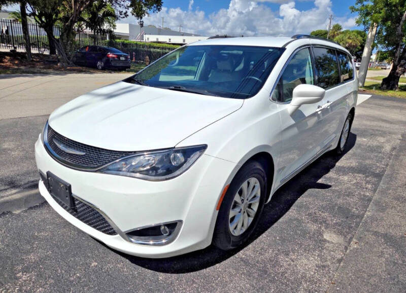 2018 Chrysler Pacifica Touring L's photo