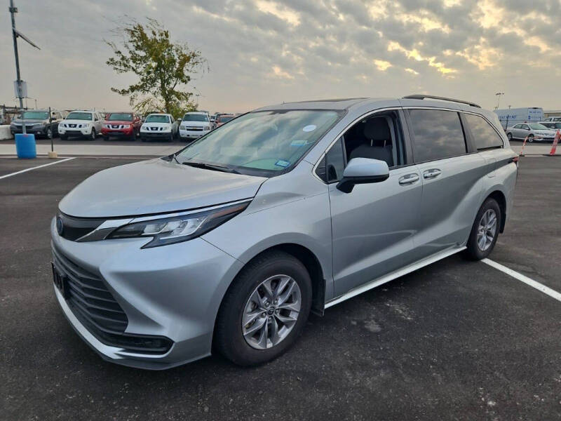 2022 Toyota Sienna LE 8-Passenger