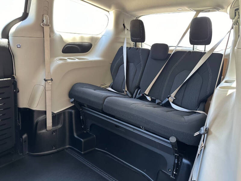 2022 Chrysler Voyager LX