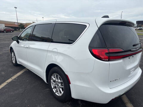 2025 Chrysler Pacifica Select