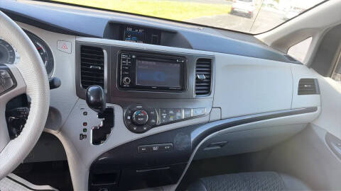 2013 Toyota Sienna SE 8-Passenger