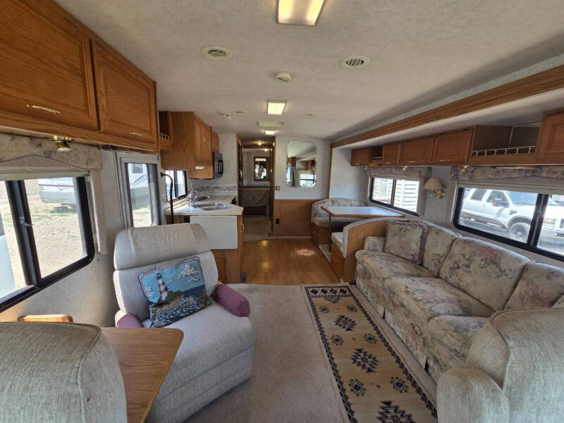 2000 Winnebago Adventure