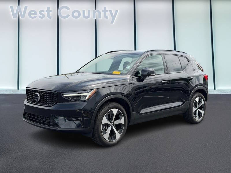 2025 Volvo XC40 B5 Plus Dark Theme