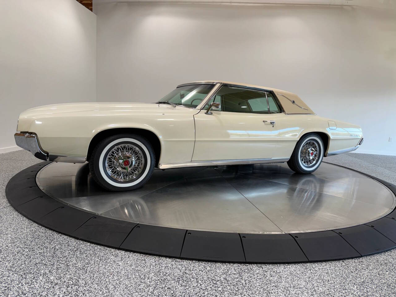 1967 Ford Thunderbird 10