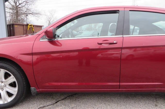 2013 Chrysler 200 Touring photo 30