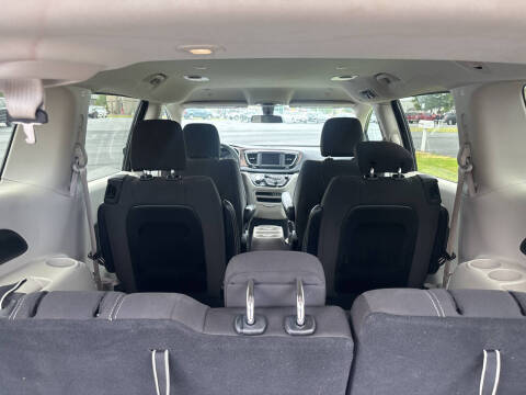 2022 Chrysler Voyager LX