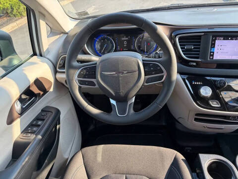 2022 Chrysler Voyager LX
