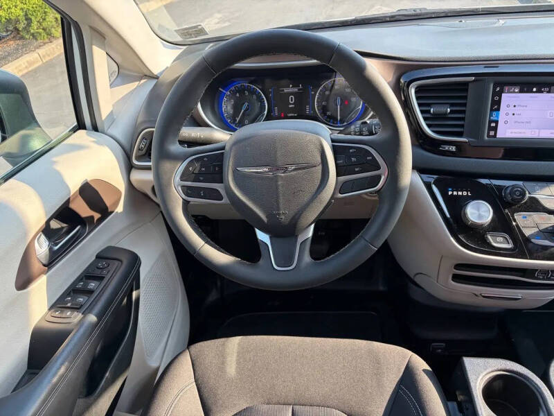 2022 Chrysler Voyager LX