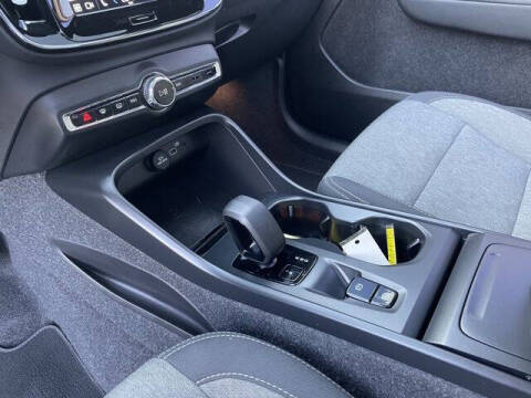 2025 Volvo XC40 B5 Core Bright Theme