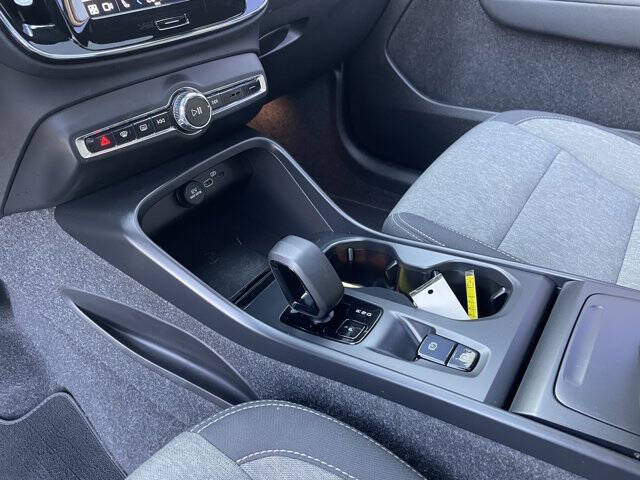 2025 Volvo XC40 B5 Core Bright Theme