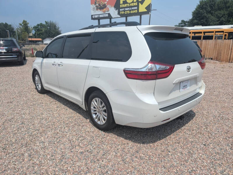 2017 Toyota Sienna XLE 7-Passenger Auto Access Seat