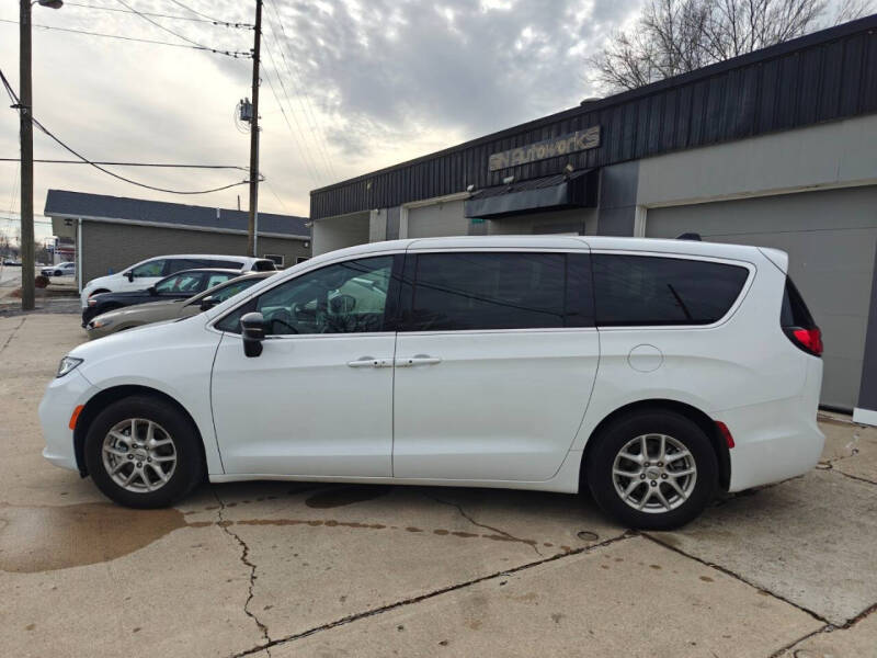 2025 Chrysler Pacifica Select