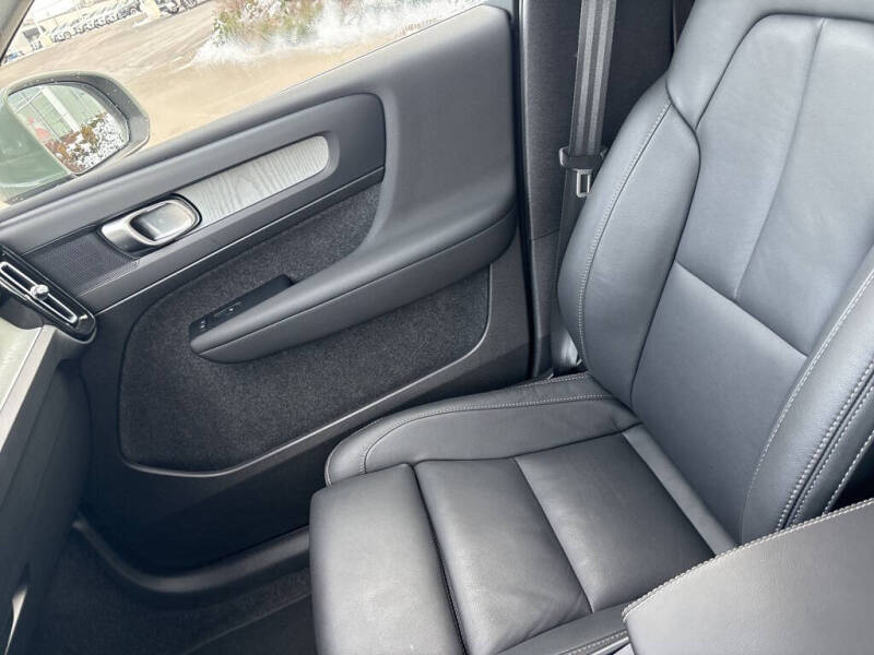 2025 Volvo XC40 B5 Plus Bright Theme