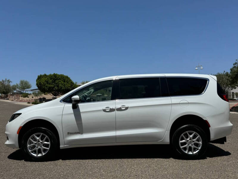 2022 Chrysler Voyager LX
