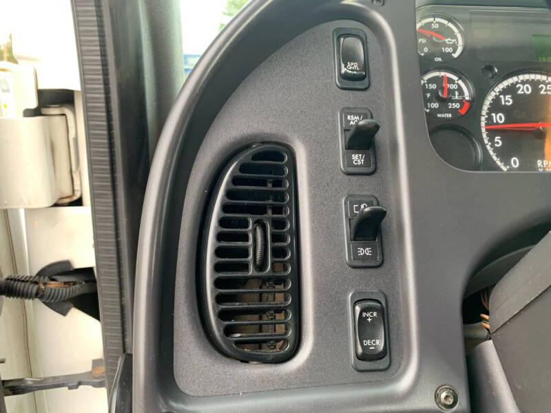 2017 Freightliner M2 106