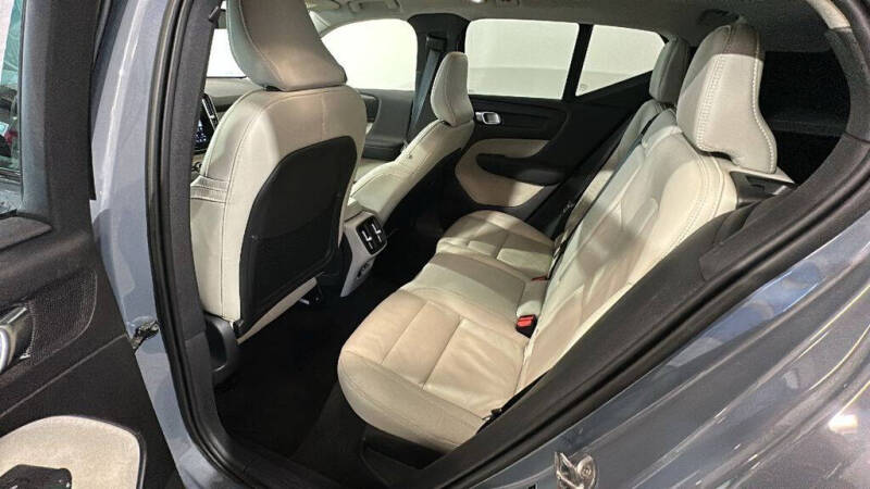2023 Volvo XC40 B5 Plus Dark Theme