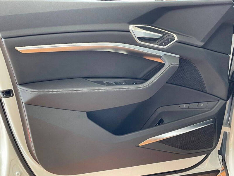 2022 Audi e-tron quattro Premium Plus